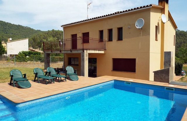 Spacious 5 bedroom house with large private swimming pool and garden