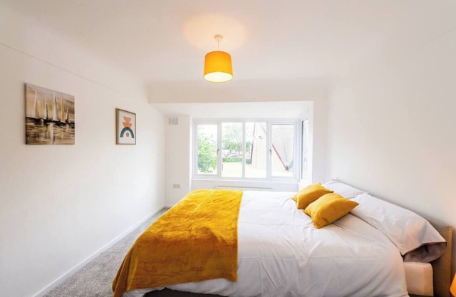 Spacious 3-Bed by Beatles Attractions & Transport