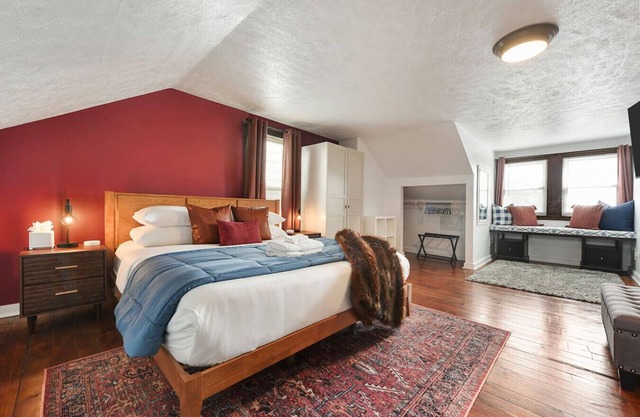 Spacious 1 bedroom Close to Downtown and Stadiums