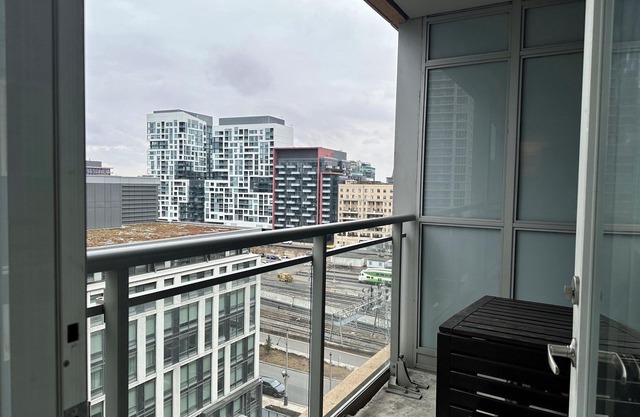 Spacious 1 bedroom + den w/parking