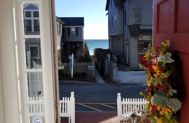 Spacious 1 Bedroom, First Fl., Beach Access, in quiet East End. n