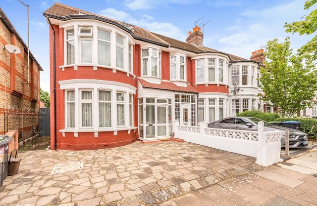 Spacious 10-Guest Home in N13 – Stylish, Comfortable & Great Location
