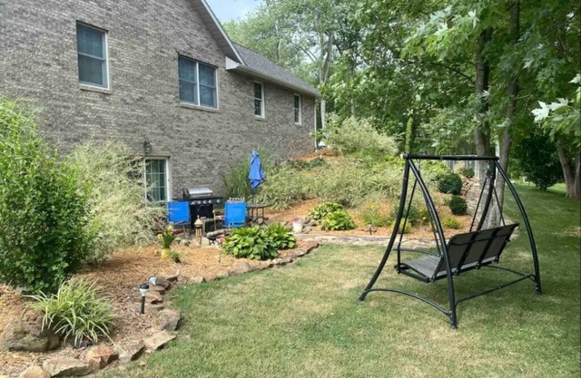 Spacious 1450 sf 2 BR Private Suite w/Dog Fe