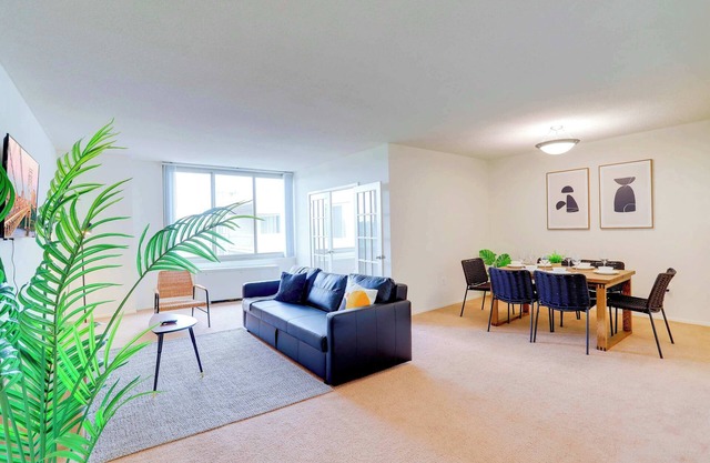 Spacious 1BR+Den Apt | Walk to Metro