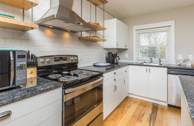 Spacious 1BR w/ KING Bed Near Hospital & Downtown