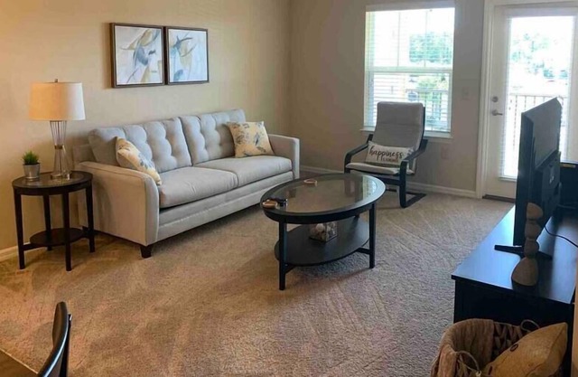 Spacious 1st Floor 2BR Apartment Gated Community Gym,Pool +