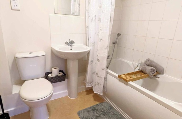 Spacious 2 bed 1 bath apartment with Parking in Ipswich
