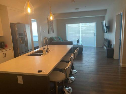 Spacious 2-bed, 2-bath condo in downtown Kelowna!
