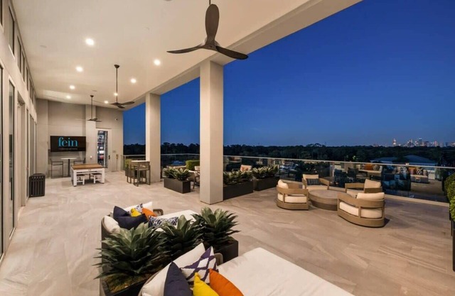 Spacious 2 bed/2bath in the Galleria