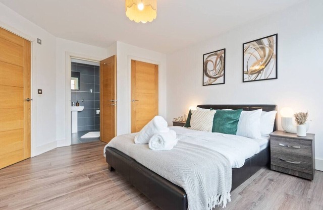 Spacious 2-Bed Apartment | Free Parking | Central