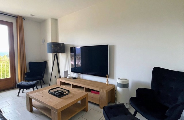 SPACIOUS 2 BED APARTMENT BETWEEN SEA AND MOUNTAINS