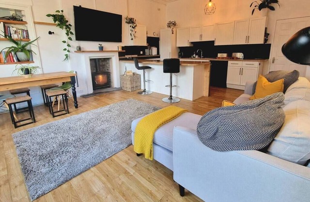 Spacious 2 Bed/Bath Central Apt, Parking & Garden