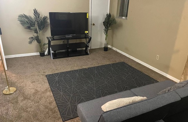 Spacious 2 Bedroom w 2 Queen Beds and full kitchen in Garfield Heights WIFI 17U