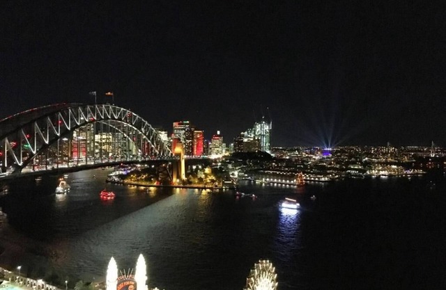 Spacious 2-Bedroom Apartment, 900m Stroll to Harbour Bridge