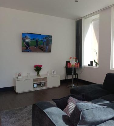 Spacious 2 Bedroom Apartment With Balcony & Parking