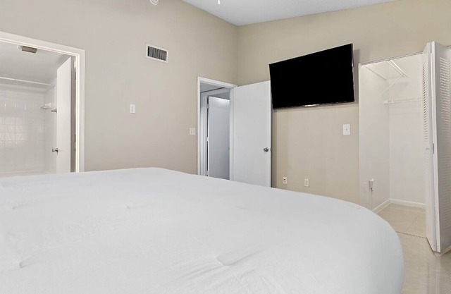 Spacious 2 Bedroom Condo-Townhome - SAWGRASS MALL