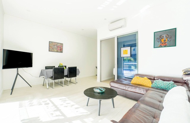Spacious 2 Bedroom Close to City and Sky Tower