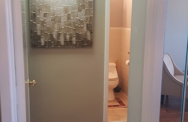 Spacious 2-Bedroom Elegant Condo in Downtown Atlanta with Free Parking- 1208