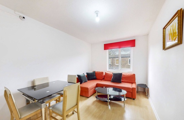 Spacious 2 bedroom house in Putney