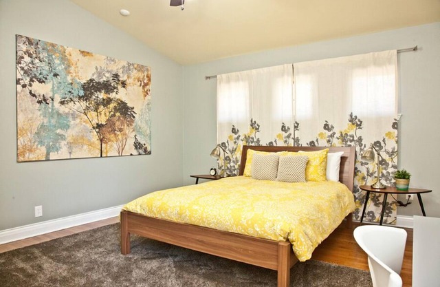 Spacious 2 Bedroom in Historic Hyde Park