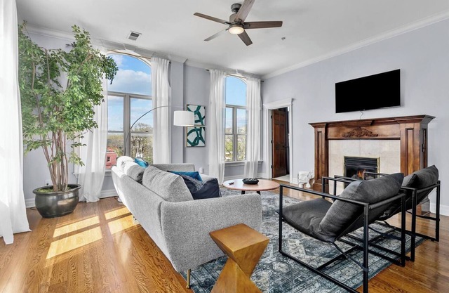 Spacious 2 Bedroom Penthouse w/Skyline Views | 24