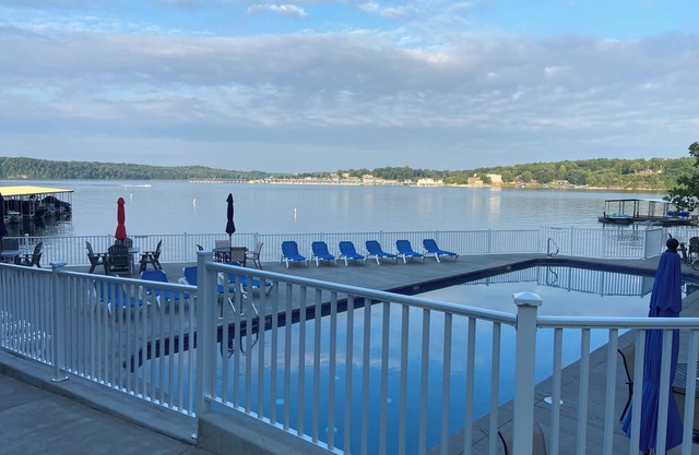 Spacious 2-bedroom condo with AC, WiFi in beautiful Osage Beach