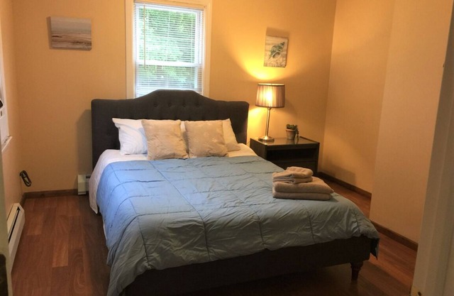Spacious 2 Bedrooms, 1.5 Bath. Laundry, Sleeps up to 8, Walk to beach