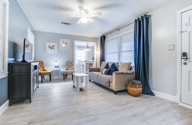 Spacious 2 BR Fully Equipped Near Downtown/Galveston