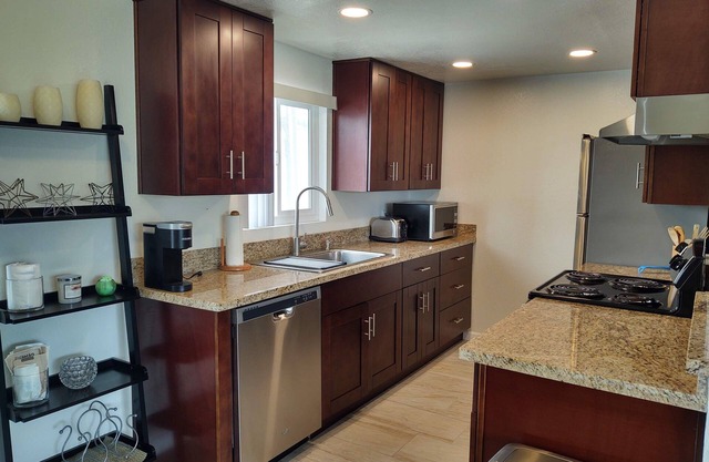 Spacious 2bd 2ba Beach Apt, near restaurants, entertainment & shopping.