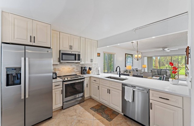 Spacious 2BR 2BA apartment close to the beach