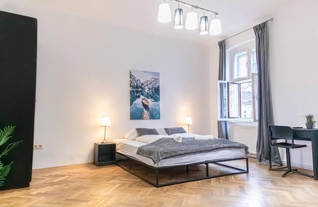 Spacious 2BR Apt. @ Wiener Stadthalle/Well Located