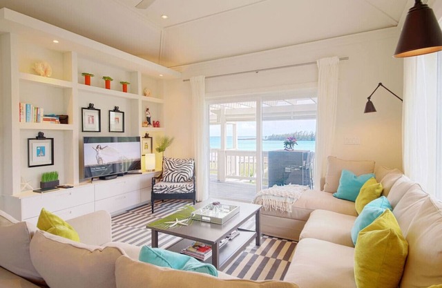 Spacious 2BR 2BA Upstairs Designer Apartment Suite