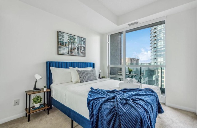 Spacious 2BR Condo Downtown, Lakeshore, Parking