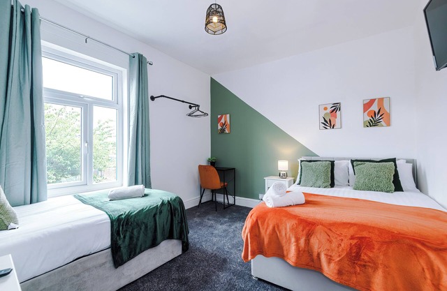 Spacious 2BR House, Free Wi-Fi & Parking, Near Tram Stop, Close to City & Etihad