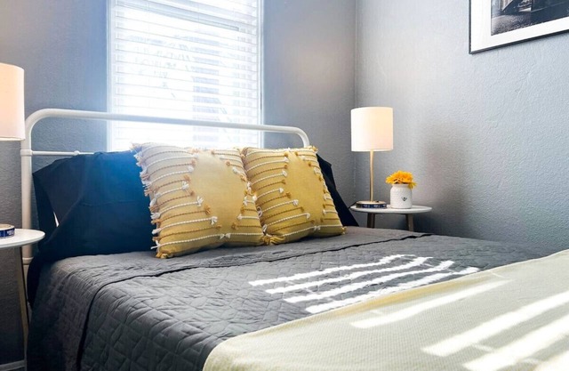 Spacious 2BR, Sleeps 6+ Art Inspired & Affordable