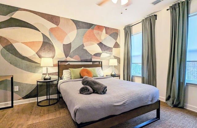 Spacious 3/3 Townhome. Edge of Uptown Charlotte. Great for groups!