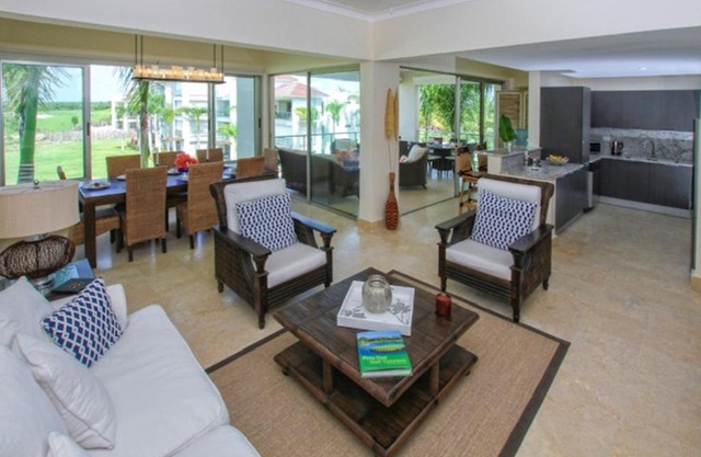 Spacious 3 BDR fully-equipped condo with pool and golf view