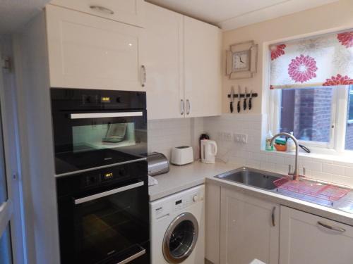 Spacious 3 BDR house with parking-Families-Corporate groups by Orbitat Accommodations