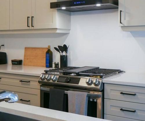 Spacious 3 Bdrm Retreat, Muskoka Room & Fireplace