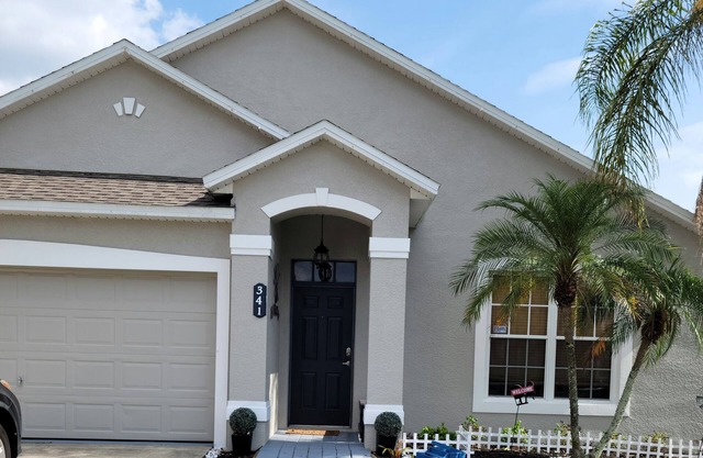 Spacious 3 bed/2 bath villa with private pool, minutes to Orlando attractions.