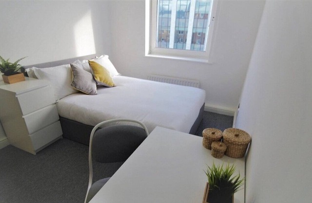 Spacious 3 Bed Flat - 10 Minutes From City Centre