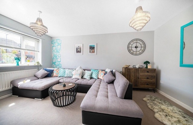 Spacious 3 bed house w/garden, parking, WiFi, TV