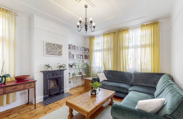 Spacious 3 bed house with garden in Ealing