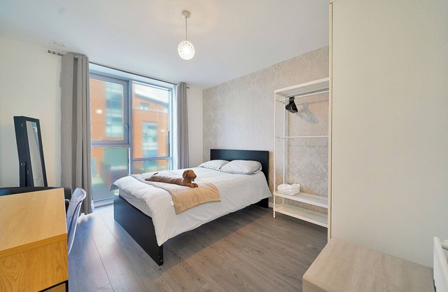 Spacious 3 Bed in Stratford, London with Free Parking & Wi-Fi