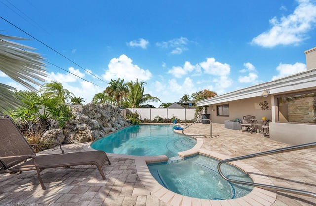 Spacious 3 Bedroom House with Pool & Jacuzzi in Lighthouse Point