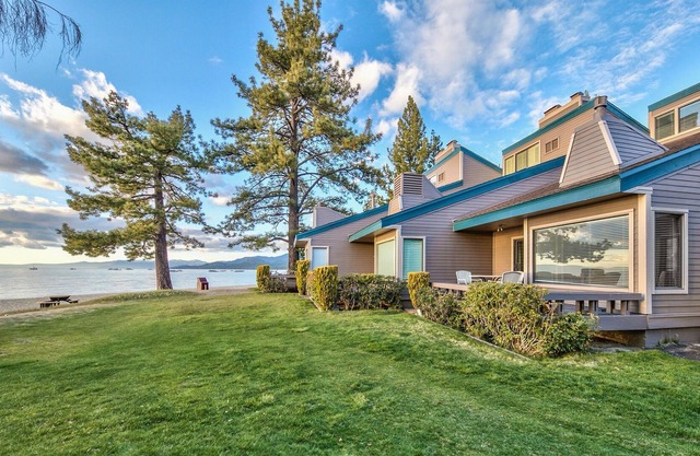 Spacious 3 Bedroom plus Loft Lakefront Townhome by RedAwning