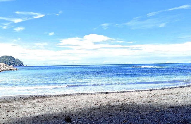 Spacious 3-bedroom apartment in enjoyable Playa Herradura with WiFi, AC