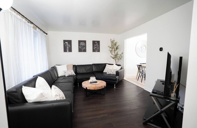 Spacious 3-Bedroom Getaway in Madison Heights – Ideal for Families & Groups