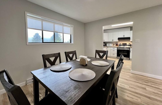Spacious 3 bedroom/2 baths s/s duplex, newly renovated, new furniture! 🏠🛌🛀☕️
