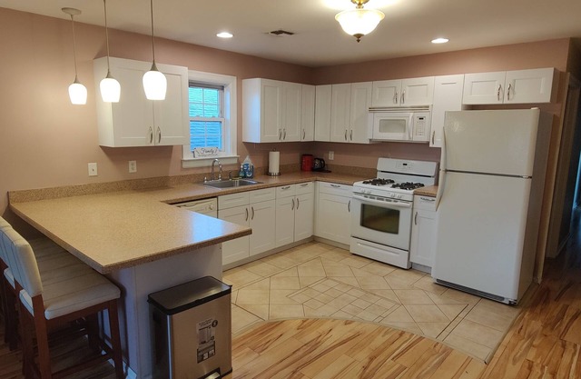 Spacious 3 bedroom-2bathroom apt: 30 min from NYC